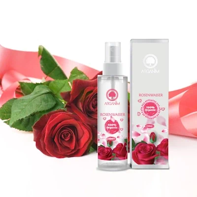 Rosenwasser: Ein belebendes und erfrischendes Naturprodukt, das die Haut pflegt und beruhigt, mit einem sanften Rosenaroma für ein erhebendes Hauterlebnis.